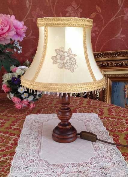 Datum ontrouw Pygmalion Brocante tafellamp met houten lampvoet antiek,creme stoffen lampenkap  goudenrand - Tafellampen - Westenhof