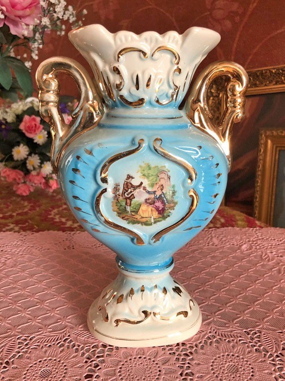 Gesigneerd brocante porselein vaas antieke vrouw, blauw met rand - en Bloemenschalen - Westenhof