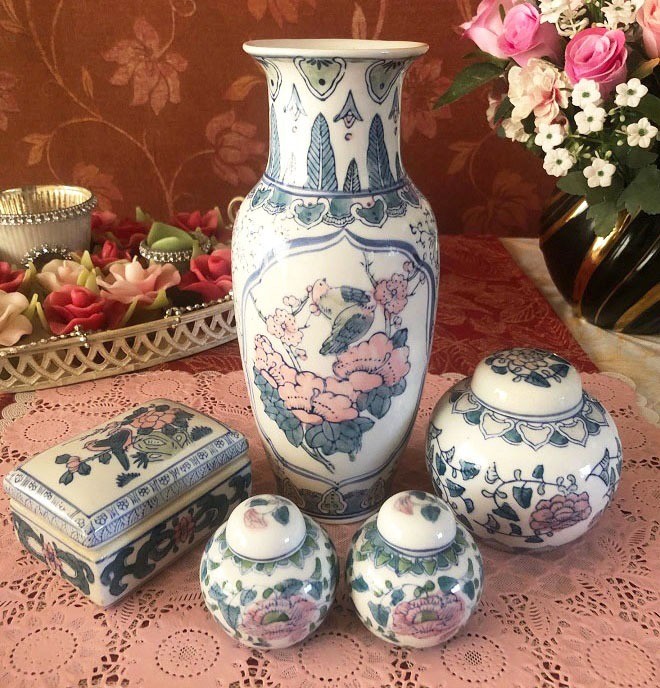 genoeg lichten Speel Set van 5 st. gemerkt oud Chinees porseleinen vaas, 3 potjes met deksel en  doosje antiek bloemen - Vazen en Bloemenschalen - Westenhof
