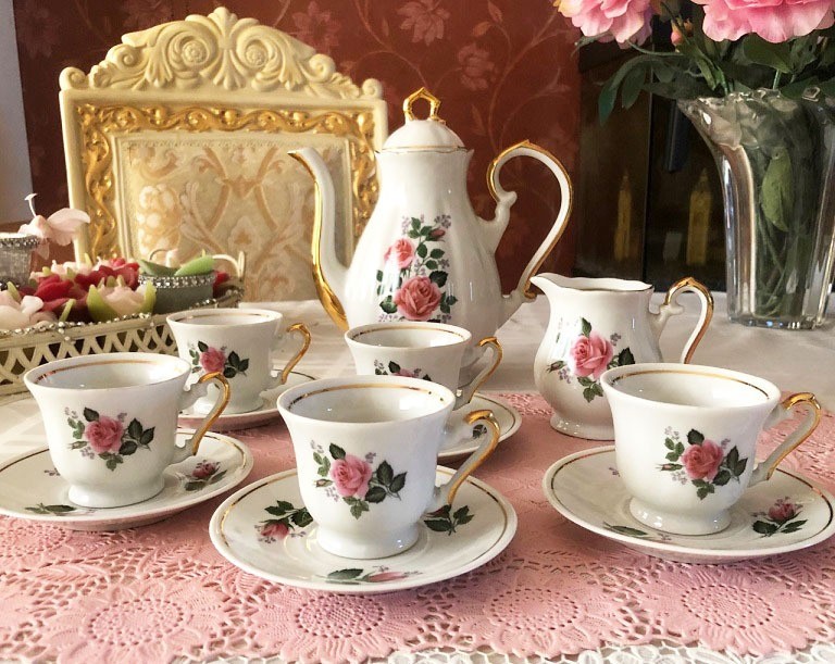 Gemerkt oud porselein mokka / servies compleet theeservies set rozen / bloemen - wit - Servies compleet / set - Westenhof