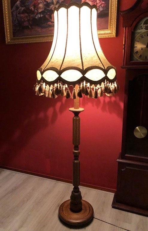 Gemaakt om te onthouden streepje Helder op Brocante staande lamp/vloerlamp hout, antieke barok lampenkap creme met  franjes - Staande lamp / Vloerlampen - Westenhof