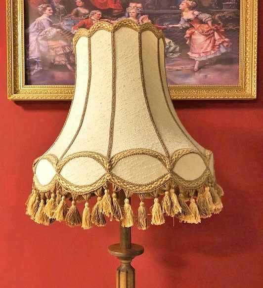 Gemaakt om te onthouden streepje Helder op Brocante staande lamp/vloerlamp hout, antieke barok lampenkap creme met  franjes - Staande lamp / Vloerlampen - Westenhof