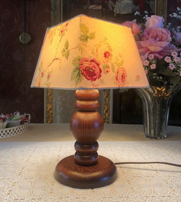 Gebeurt Kano woestenij Vintage brocante tafellamp hout / houtsnijwerk lampvoet met crème stoffen  lampenkap bloemen / rozen - Tafellampen - Westenhof