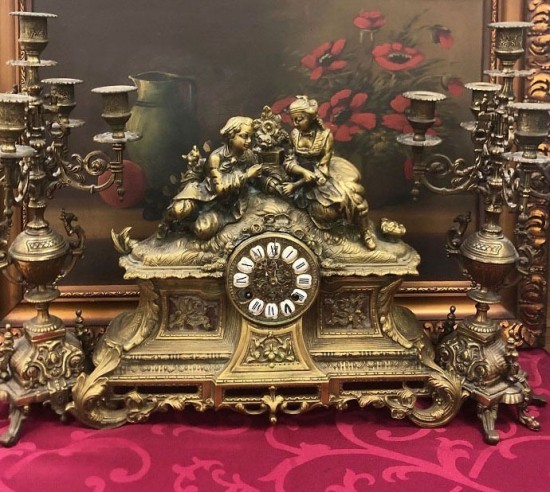 Ks3302 1   klok antiek  2 kandelaars