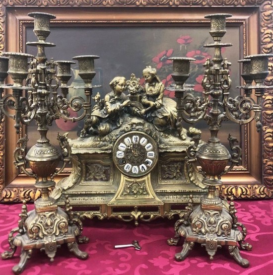 Ks3302 4  klok antiek met kandelaars