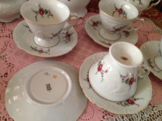 Servies compleet wit gemerkt 10