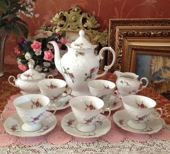 Servies compleet wit gemerkt 9 0