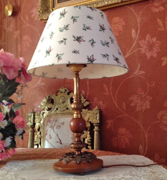 Tafellamp witte lampenkap rozen 1