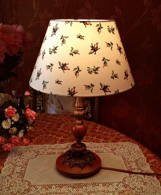 Tafellamp witte lampenkap rozen 3