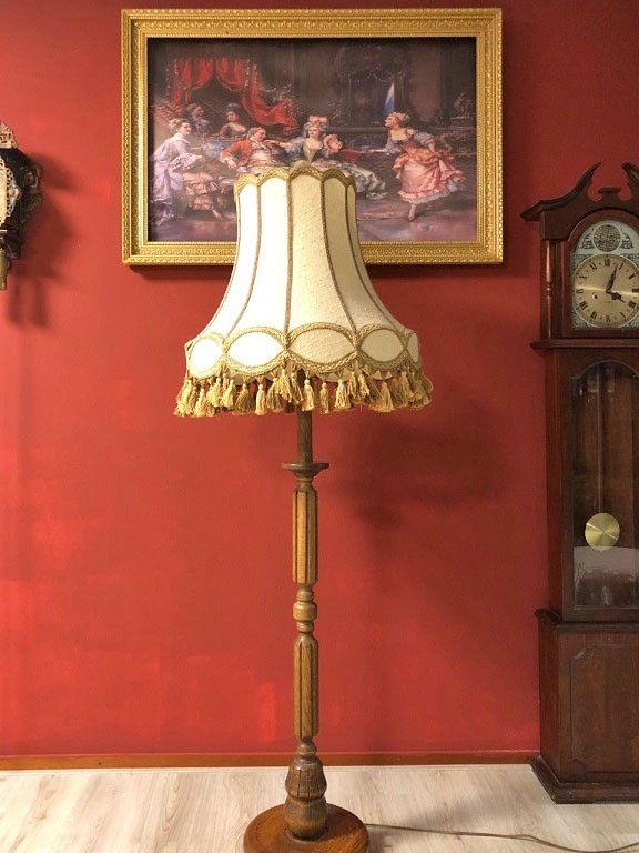 deadline mogelijkheid uit Brocante staande lamp/vloerlamp hout, antieke barok lampenkap creme met  franjes - Staande lampen / vloerlamp - Westenhof