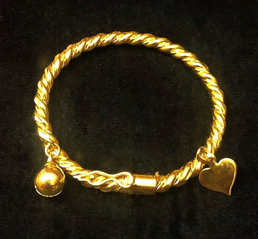 Ik heb het erkend Medisch helaas 18k Goud kinderarmbandje / bangle gedraai, dia. 50 mm gouden plaatarmband  met bedeltjes hanger - Armbanden - Westenhof