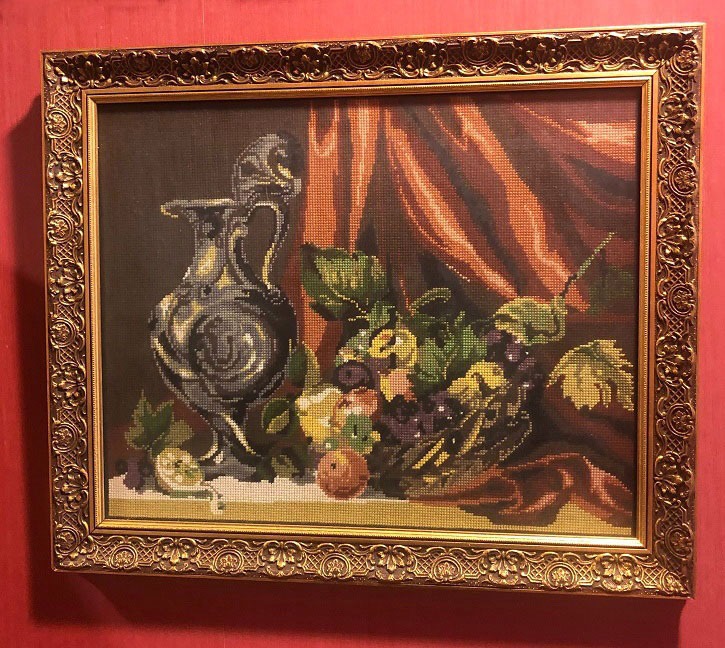 Geborduurd schilderij antieke karaf fruit met gips, houten barok lijst goud 60 x 50 cm - Kunst / Schilderijen -
