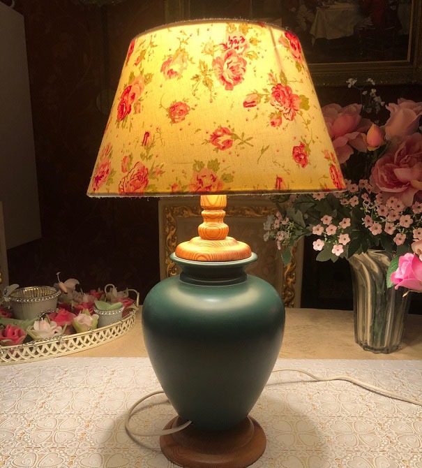 Bibliografie Respectievelijk Sportman Vintage tafellamp porselein groen met houten lampvoet, creme stoffen  lampenkap rozen / bloemen - Tafellampen - Westenhof
