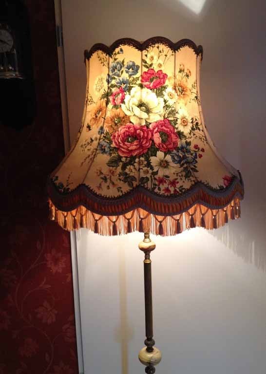 Goodwill Armoedig Voorganger Brocante Jordaanse staande lamp/vloerlamp messing,onyx stenen lampvoet  antiek,crème stoffen lampenkap bloemen/rozen - Staande lamp / Vloerlampen -  Westenhof