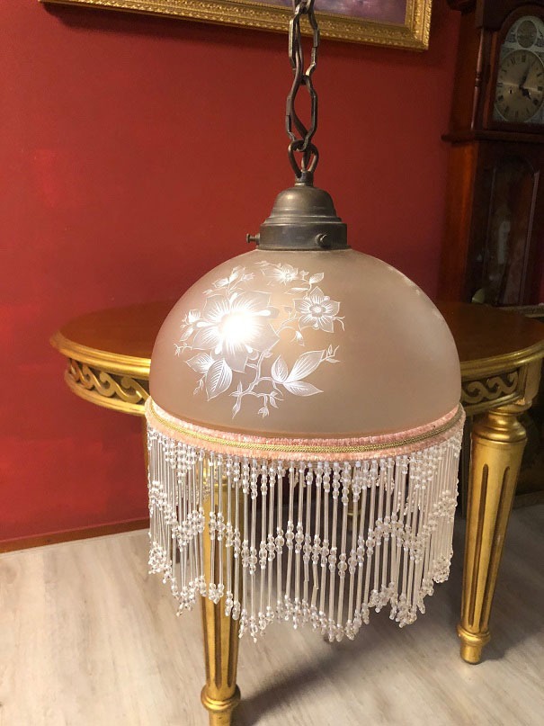 auditorium Bedrijfsomschrijving Europa Antiek / oude hanglamp koper met bloemen glazen lamp kap oud roze en kralen  - Hanglampen - Westenhof