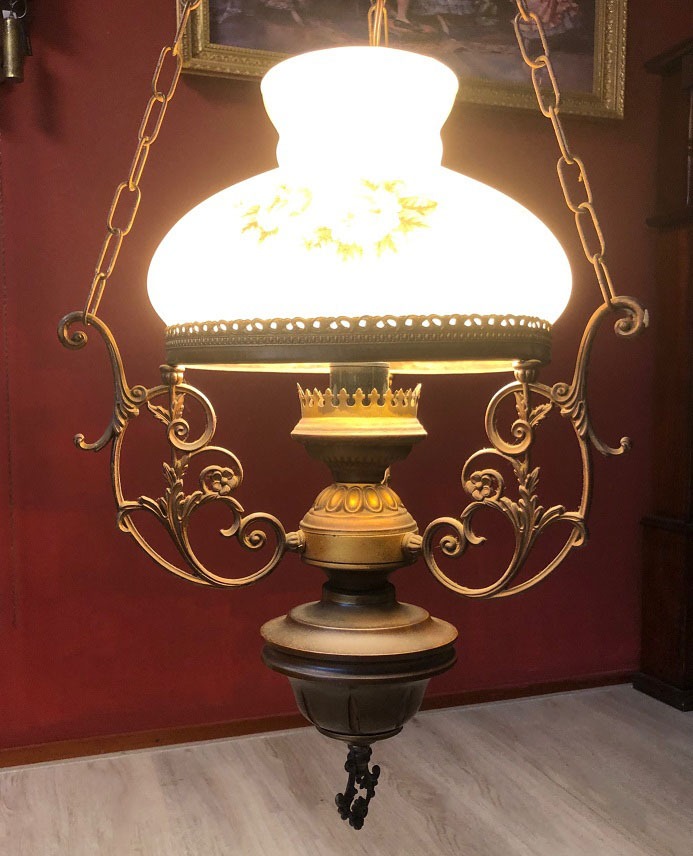 Intens Bemiddelaar Ik geloof Antiek brocante hanglamp koper, hout / olielamp elektrisch, glazen olie  lamp kap creme met bloemen / rozen - Hanglampen - Westenhof
