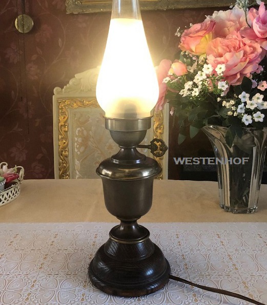 Brocante olie lamp / olielamp / tafellamp met hout en lampvoet, antieke sleutel, glazen kap - Olielampen - Westenhof