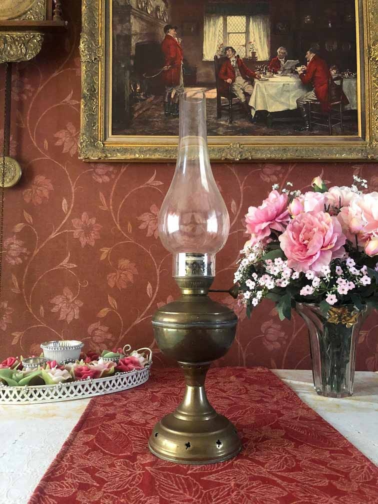 Inloggegevens Prime temperatuur Antiek grote olielamp brocante koper met glazen olie lamp kap - Olielampen  - Westenhof