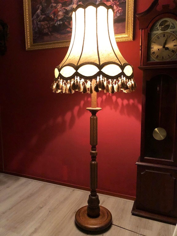 de begeleiding Bedreven Het spijt me Brocante staande lamp/vloerlamp hout, antieke barok lampenkap creme met  franjes - Staande lamp / Vloerlampen - Westenhof