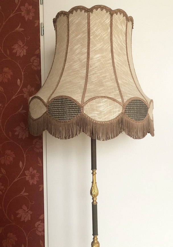 Uitstroom Onzin draagbaar Grote staande lamp / vloerlamp brocante barok antiek koper, klassiek beige lampenkap  stof met franjes bruin - Staande lamp / Vloerlampen - Westenhof