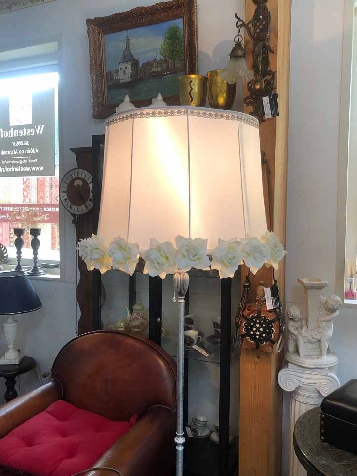 Onveilig Staat besluiten Brocante staande lamp / vloerlamp zilver lampvoet, klassiek / antiek  lampenkap stoffen zijde wit met rozen / bloemen - Staande lamp /  Vloerlampen - Westenhof