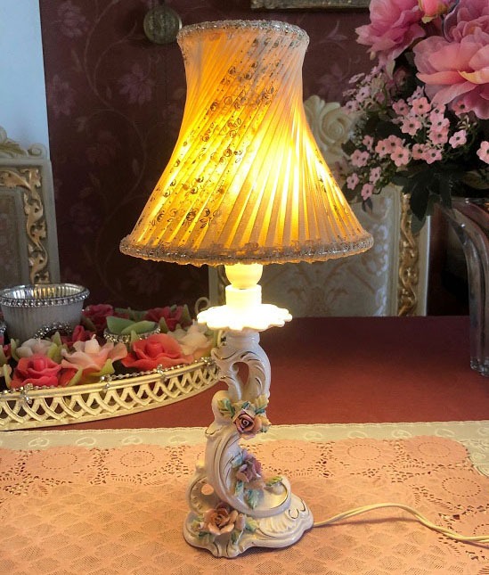 bereiden herfst Gebakjes Brocante tafellampje Italiaans porselein barok wit met goud bloemen / rozen  antiek lampenkap creme stof - Tafellampen - Westenhof