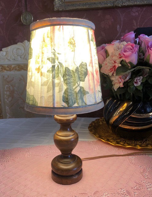 pin Verduisteren legering Brocante tafellamp / tafellampje retro houten lampvoet,vintage stoffen  crème lampenkap rozen/ bloemen - Tafellampen - Westenhof