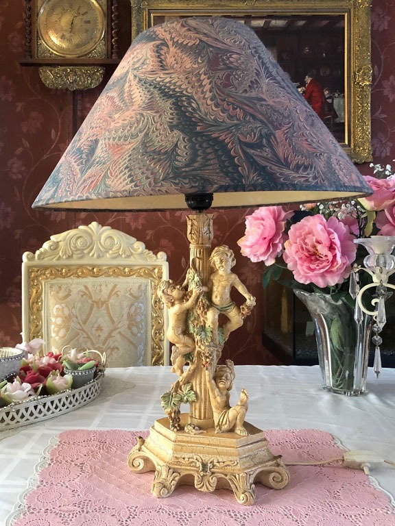 kleuring Verstikkend Leonardoda Retro Italiaans schemerlamp / tafellamp met barok cupido beeldjes antiek  lampvoet, klassiek art deco lampenkap groen met oudroze - Tafellampen -  Westenhof