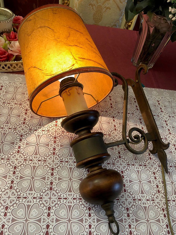 veiligheid Briesje Discrimineren Brocante groot wandlamp retro hout, metaal met klassiek bruine leren  lampenkap - Wandlampen / Lampen - Westenhof