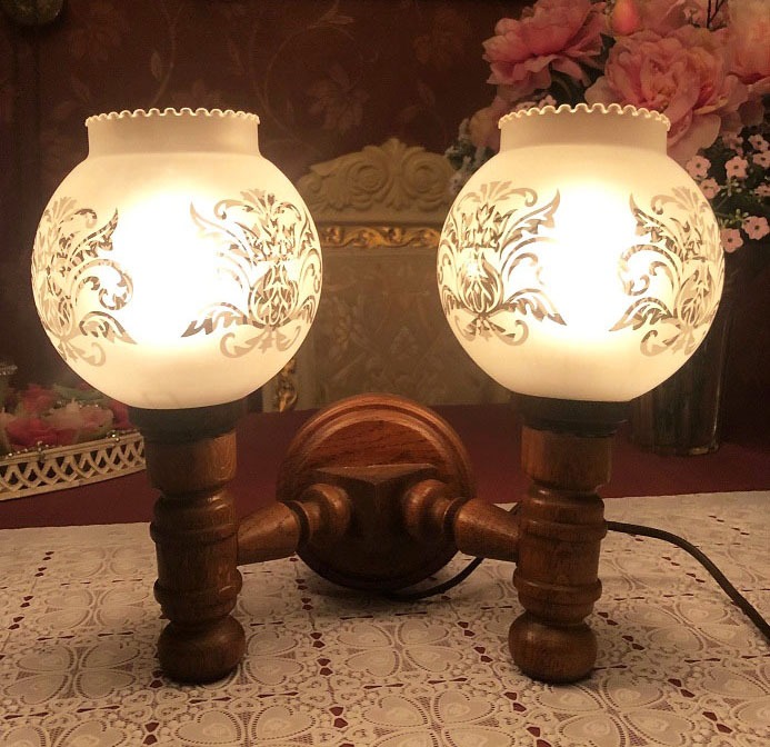 2 Arms Brocante / wand hout antiek met glazen bollen lampenkap barok motief - Wandlampen Lampen - Westenhof
