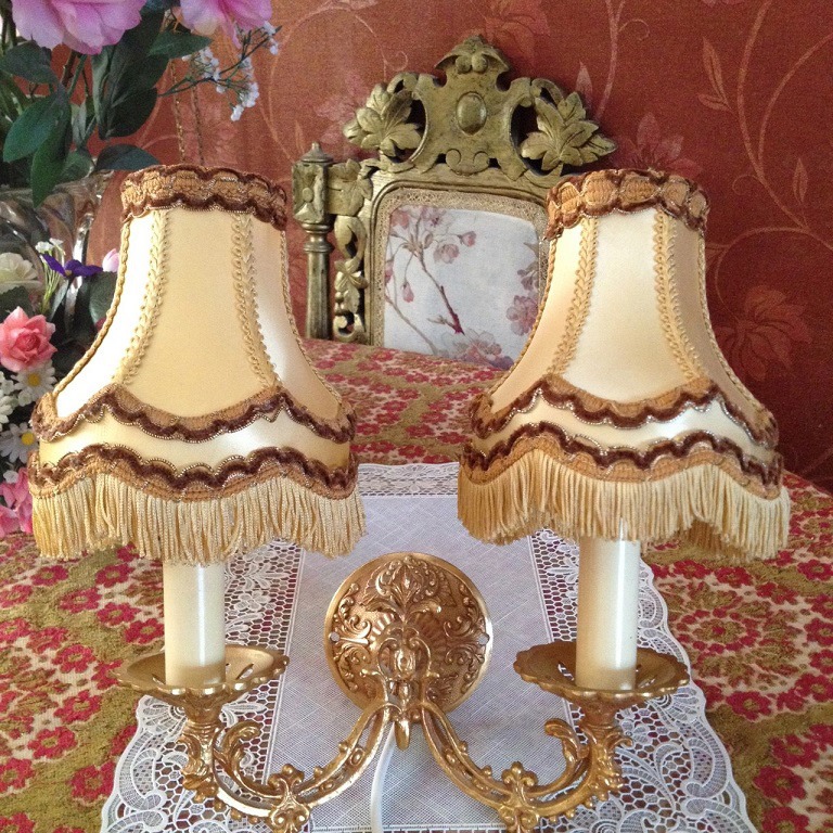 klep Magazijn Goed gevoel Italiaanse brocante koperen wandlamp antiek met 2 armen,barok stoffen  lampenkapjes creme/goud - Wandlampen / Lampen - Westenhof